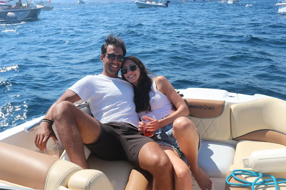 couple-bateau-golfe-saint-tropez.webp