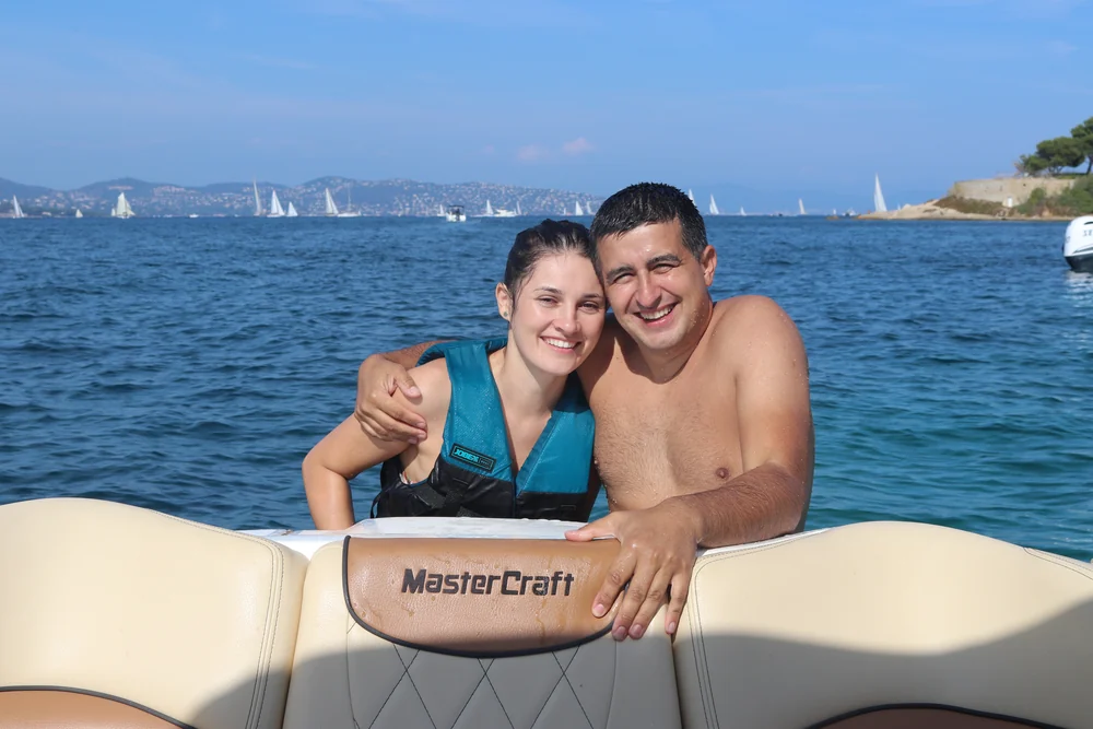 À bord du MasterCraft de Sea Fun dans le Golfe de Saint-Tropez Couple à bord du bateau MasterCraft de Sea Fun face à Saint-Tropez