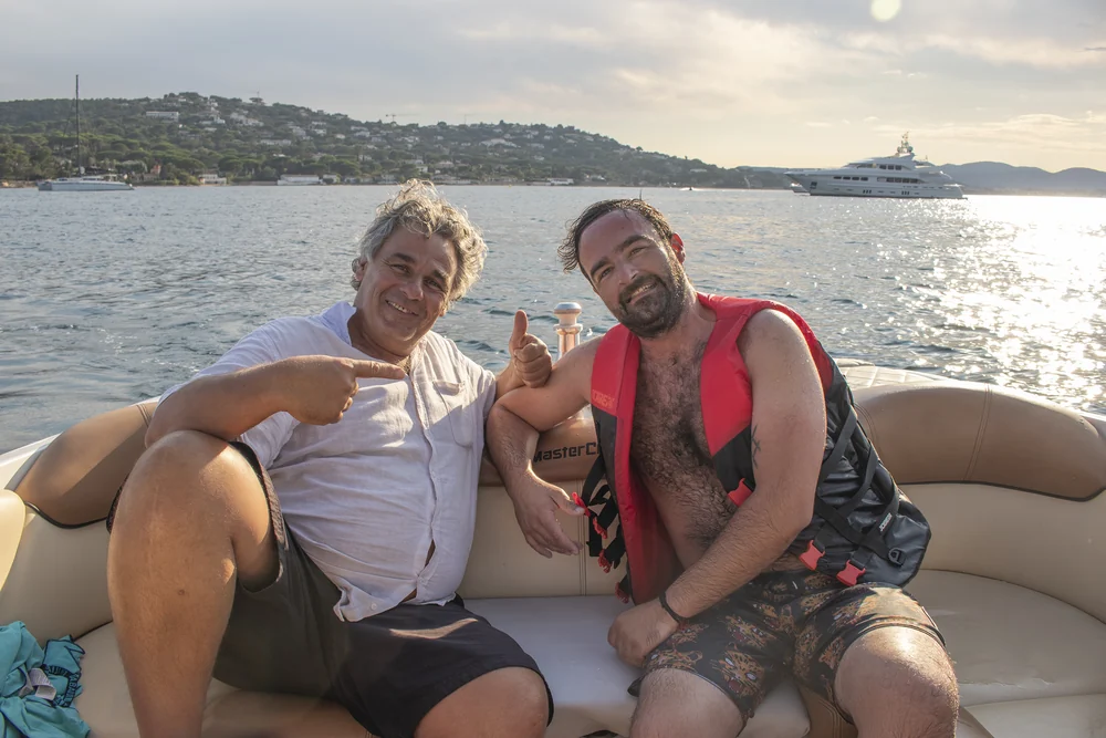 À bord du MasterCraft après une session de ski nautique à Saint-Tropez Clients à bord du MasterCraft de Sea Fun après une session de ski nautique